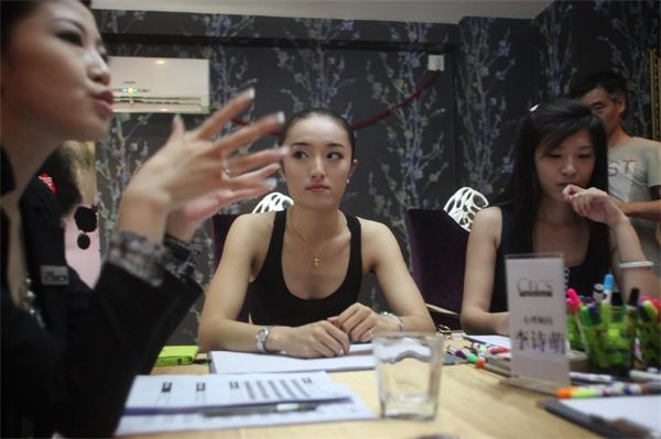 圖為參選者在等待選拔。