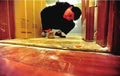 新房地板瓷磚有裂痕。 本報記者 陶冉 攝