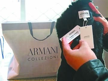 紀(jì)萬昌展示其中一件阿瑪尼女皮衣。