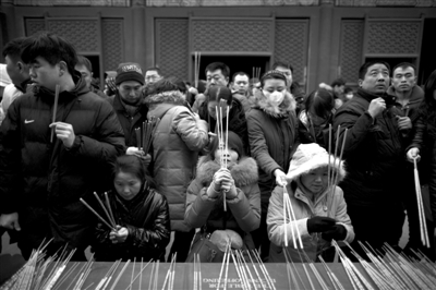 雍和宮，市民在燒香祈福