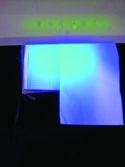 記者的采訪本比A4紙熒光劑更多。