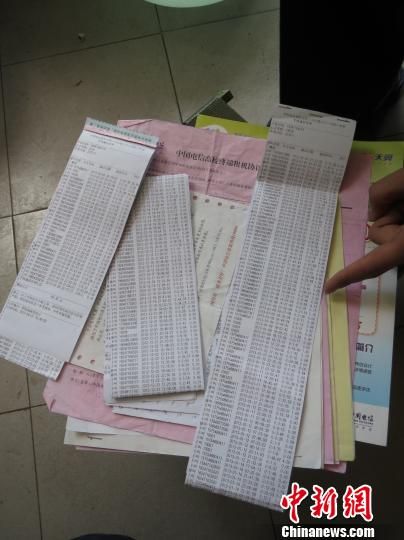 圖為王澤母睿收集的話費詳單等證據(jù)。 白琥 攝