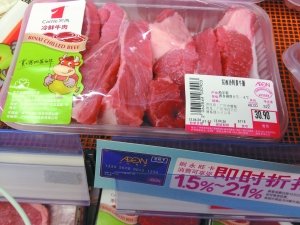 超市高價(jià)牛肉涉嫌注水 供應(yīng)商稱牛肉注不注水基本靠自覺(jué)