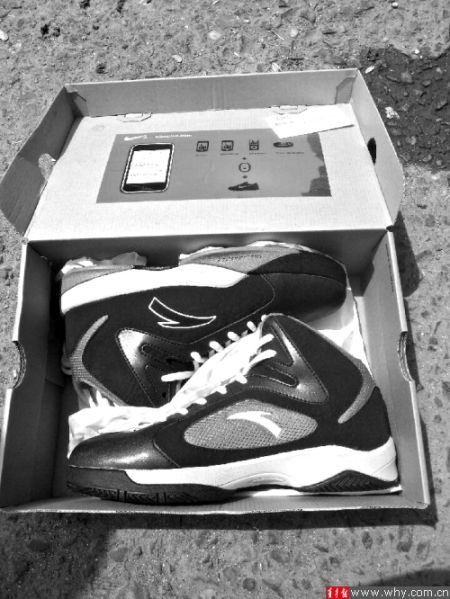 劉先生下單訂購的運(yùn)動鞋包裝為“耐克”，里面卻是“安踏”。 受訪者供圖