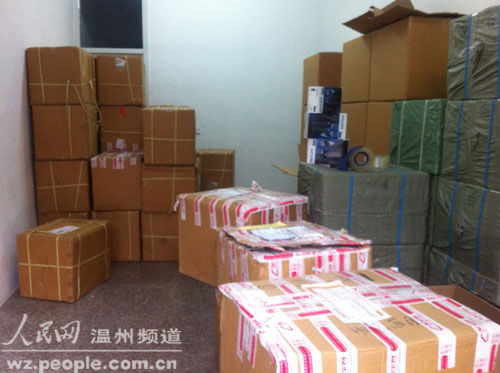 圖為羅某造假倉(cāng)庫里已打包準(zhǔn)備發(fā)貨的假剃須刀成品