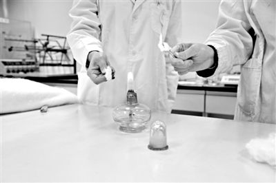 實驗人員操作的燃燒檢測法中，真蠶絲離開火焰就熄滅(左)。