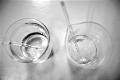 溶解檢測法中，左邊溶入真蠶絲的液體變得渾濁，完全溶解。