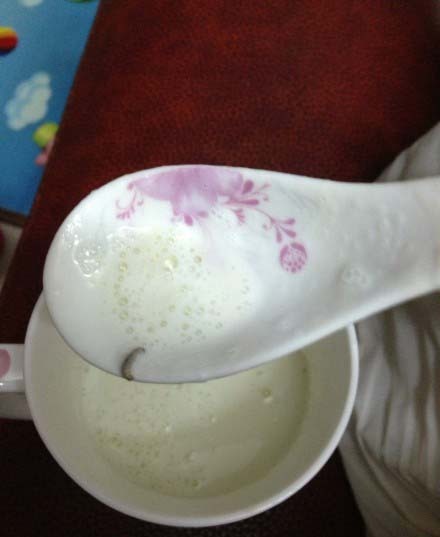 消費(fèi)者在美贊臣奶粉中吃出蟲(chóng)子。