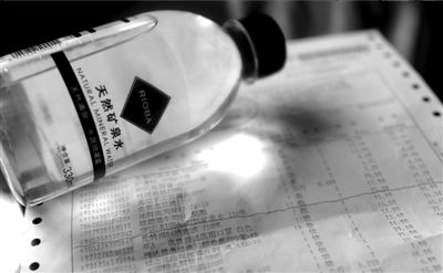 長(zhǎng)綠苔的礦泉水和超市購(gòu)物清單。 京華時(shí)報(bào)記者 王苡萱 攝