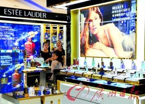 今年以來，雅詩蘭黛等大牌化妝品相繼被檢出不合格產(chǎn)品。（圖片來源：廣州日報 王燕攝）