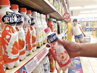 昨日，勁松京客隆超市貨架上，可口可樂果粒奶優(yōu)仍在售?？煽诳蓸饭咀蛉瞻l(fā)表聲明稱，已使用25公斤可能受到肉毒桿菌污染的乳粉，用于生產(chǎn)個別批次的美汁源果粒奶優(yōu)。新京報記者 韓萌 攝