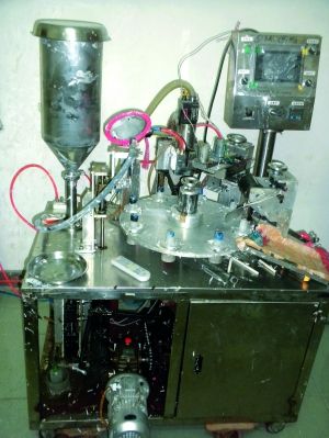 行動(dòng)中查獲的假冒“高露潔”牙膏和制假機(jī)械。信息時(shí)報(bào)記者鄭啟文 攝