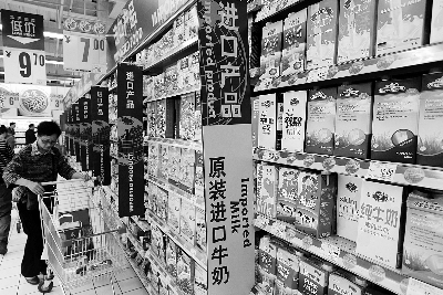 在通州某超市，進(jìn)口奶粉、純牛奶打出“原裝進(jìn)口”的招牌吸引消費(fèi)者購(gòu)買(mǎi) 攝/法制晚報(bào)記者 黑克