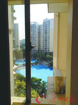 番禺某養(yǎng)老公寓外可見(jiàn)室外泳池。羅樺琳/圖