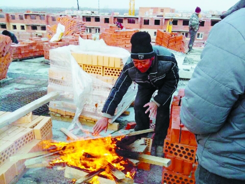在俄羅斯工地打工時(shí)，因?yàn)樘焯?，工人不得不在工地生火取暖。（圖由方先生提供）