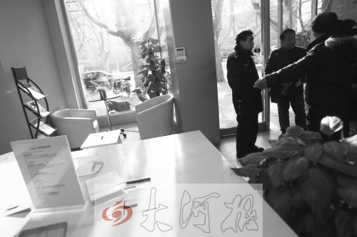 人民路上的這家商店,夜間疑被一男子隔著門縫用長竿偷走一臺蘋果ipad air。