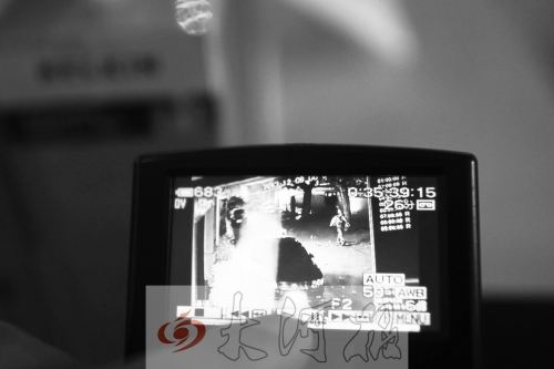 人民路上的這家商店,夜間疑被一男子隔著門縫用長竿偷走一臺蘋果ipad air。