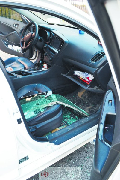 車(chē)玻璃被砸碎，車(chē)內(nèi)被翻動(dòng)。