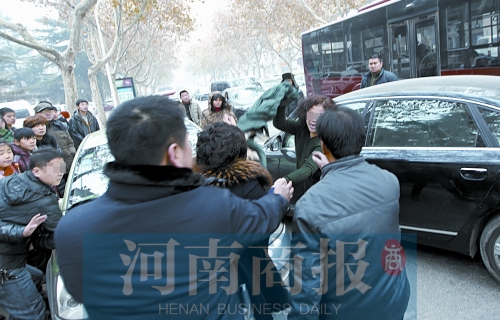 兩名女子廝打在一起，民警上前勸架