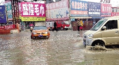 這里積水一個月不退，商戶傷透腦筋。