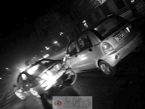 撞上出租車QQ才停下，兩車間還夾著一輛自行車。