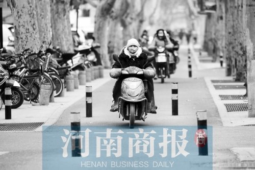 金水路防疫路附近，路樁間距很小，電動車經(jīng)過時要很小心才能避開