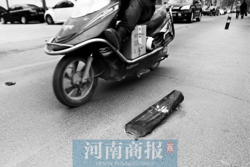 金水路上，一根路樁被撞倒