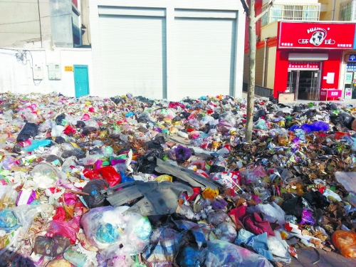 人行道上，垃圾“綿延”30來米。