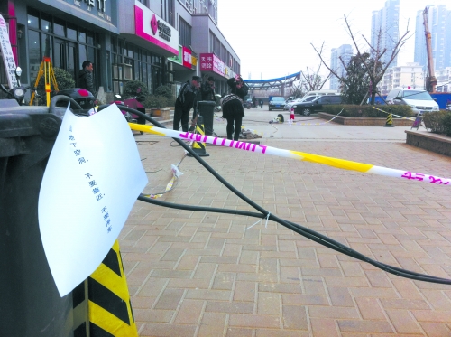 這處危險路段，從表面看沒有一點異常。但是在地面下，坍塌的大坑可裝下中巴車。