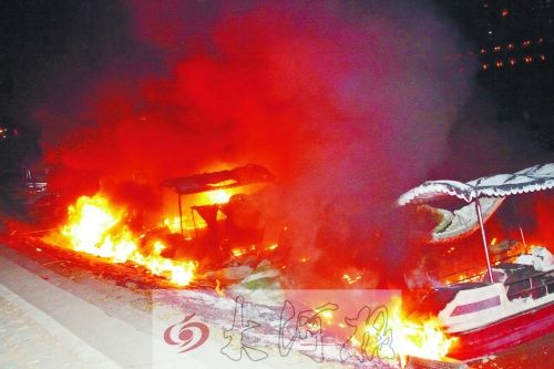 觀光船著火，火光沖天。