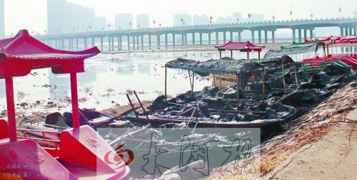 被燒毀的觀光船，殘破不堪。