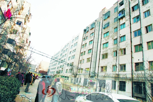 鄭州市瑞達(dá)路啟明村小區(qū)一戶居民家中（紅圈標(biāo)示處），天然氣發(fā)生爆炸。