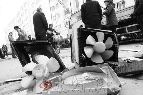 7樓一住戶家中天然氣爆炸，廚房里的排氣扇被炸得掉落地上。