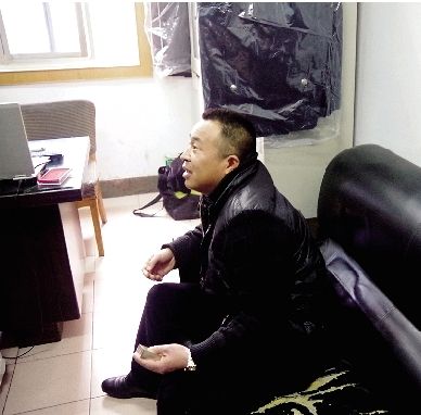 無證開套牌桑塔納轎車的段某，在華中食品城賣酒。