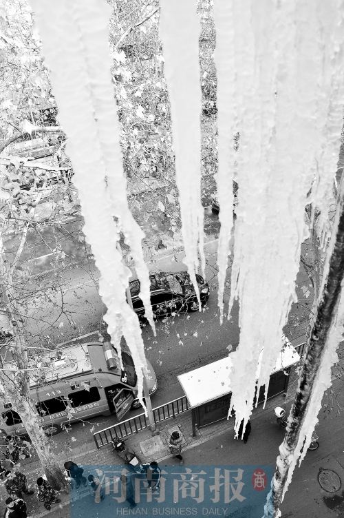 冰掛直指地面，知情的路人不得不繞道而過