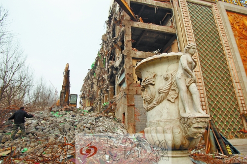 城東路下穿隧道動(dòng)工，建筑垃圾占據(jù)了人行道。