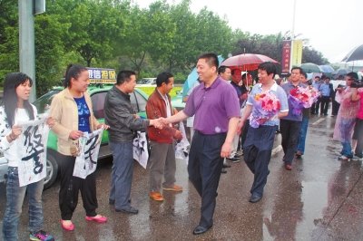 專案組押解嫌疑人回洛，的哥的姐自發(fā)前來迎接。