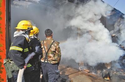 火勢兇猛，濃煙滾滾，消防官兵正在奮力救火。