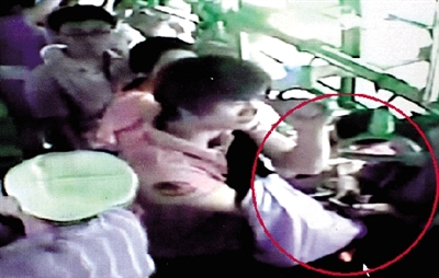 一名小偷拉開了乘客李女士的包，并在包里摸了足足3分多鐘。最終，李女士被偷了2.4萬多元錢?！?翻拍視