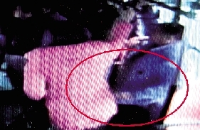 一小偷把手伸到乘客衣兜內(nèi)行竊時的瞬間。(翻拍視頻)