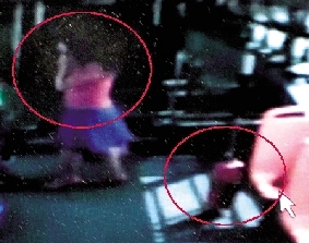 去年10月份的一天，一名女乘客打著電話下了車，包丟在了車上。(翻拍視頻)