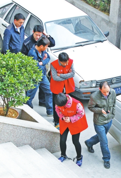 制造胡噴鬧劇的始作俑者——一家裝飾公司的4名負(fù)責(zé)人與其雇用的兩名“胡噴”被刑拘。