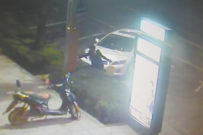 監(jiān)控視頻顯示，一名女子正在往路燈桿和路牌燈箱上噴涂。