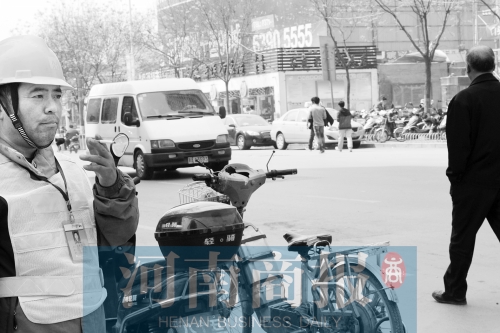  燃?xì)庑孤?消防員演習(xí)變實(shí)戰(zhàn)。而幾米外,有工作人員在抽煙