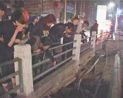 圍觀群眾感嘆橋那么高，被扔下橋的劉先生真是“萬幸”。