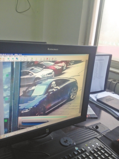 監(jiān)控錄像顯示，肇事車駕駛室內(nèi)有狗頭探出窗外。