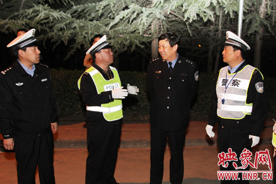 該支隊支隊長石軍(左二)、政委周西漢（左一）在向省總隊督導(dǎo)組匯報整治酒駕時的情景。