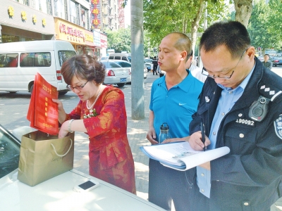 失主在清點、認領(lǐng)失物。