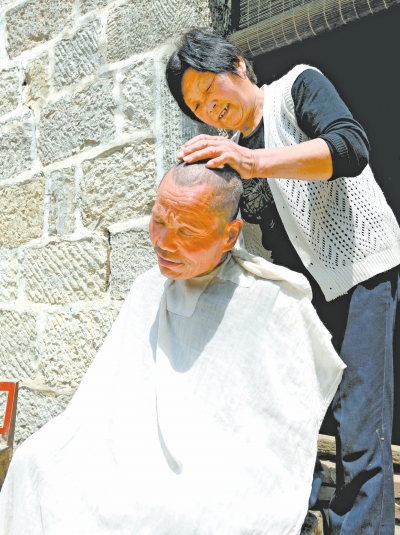 為了照顧兩個小叔，馬英專門學(xué)會了理發(fā)。