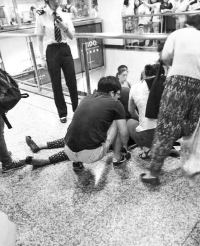 男子繼母被捅傷后跑到站內(nèi)，倒在了地上（圖片來(lái)自網(wǎng)絡(luò)）。